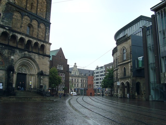 左は、ドーム､大聖堂。